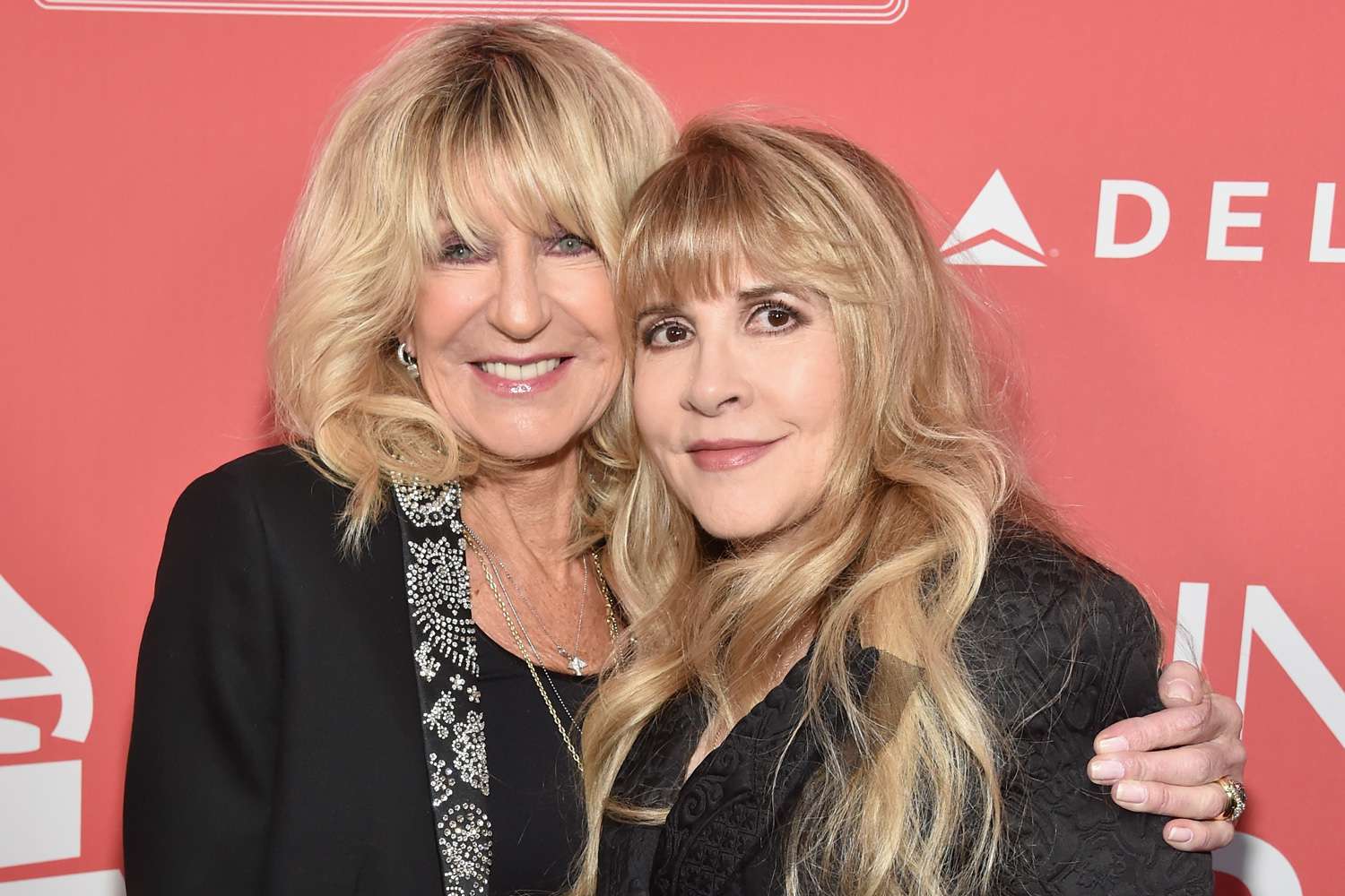 Christine McVie and Stevie Nicks of Fleetwood Mac attend MusiCares Person tout 120624 b1996653c5ae4f2ba7efe46d8d2a736c - Santan Dave Store